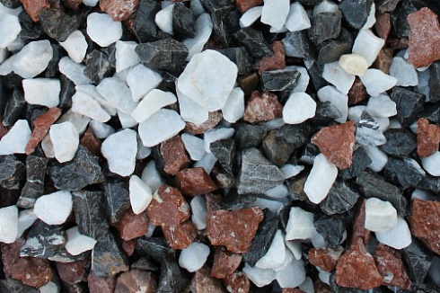 Kamenclub.ru: Мраморная крошка (щебень крошка микс : белый-черный-розовый) фр. 3-5 мм.  купить в Королеве мрамор белый, черный, розовый, разноцветный мраморная каменная крошка декорвтивная 12000 руб/т   фото КАМЕНЬ КЛУБ