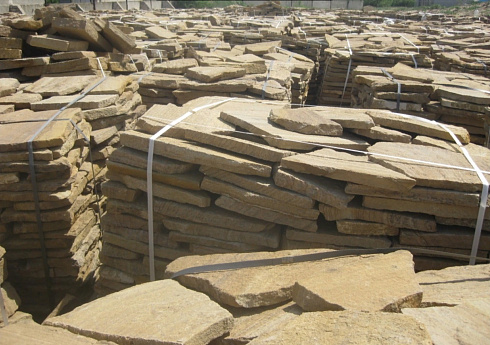 Kamenclub.ru: Песчаник пластушка желтый с рисунком (3 см)  купить в Королеве песчаник желтый с рисунком, рыжий, желтый песчаник пластушка ландшафтная рваная 8 500 руб/м3   фото КАМЕНЬ КЛУБ