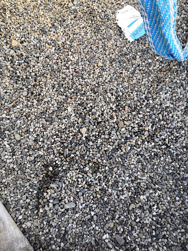 Kamenclub.ru: Галька речная окат (серая) фр.3-5 мм купить  в Королеве галька речная серая бежевый темно-серый окатанный речной камень округлый 9500 руб/т   фото КАМЕНЬ КЛУБ
