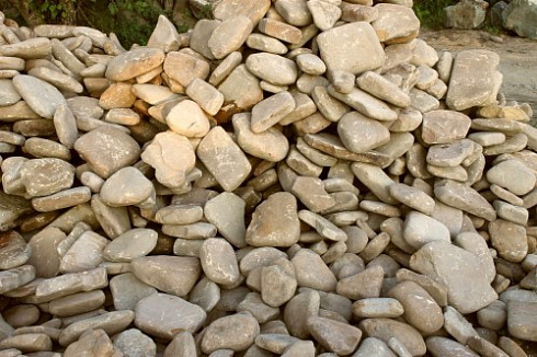 Kamenclub.ru: Песчаник для мощения дорожек, площадок, парковок ( фр 5-10 см)  купить в Королеве песчаник  серый желтый коричневый рыжий песчаник оголтованный окатанный 6500 руб/т   фото КАМЕНЬ КЛУБ