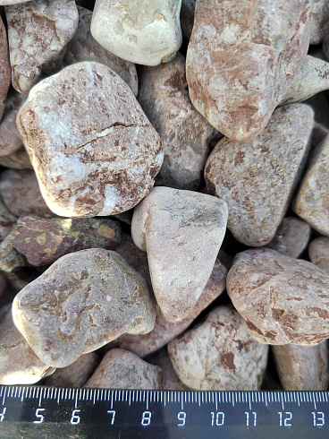 Kamenclub.ru: Мраморная крошка (щебень галтованный розовый) фр.20-40 мм.  купить в Королеве мрамор розовый, красный оголтованный округлый щебень  15000 руб/т   фото КАМЕНЬ КЛУБ