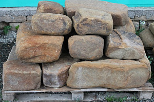 Kamenclub.ru: Песчаник для строительства и кладки (фр. 200-400 мм)  купить в Королеве песчаник бежевый серый рыжий желтый блоки для строительства из песчаника 6500 руб/т   фото КАМЕНЬ КЛУБ