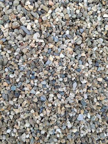 Kamenclub.ru: Галька речная окат (серая) фр.3-5 мм купить  в Королеве галька речная серая бежевый темно-серый окатанный речной камень округлый 9500 руб/т   фото КАМЕНЬ КЛУБ