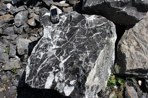 Kamenclub.ru: Черный мрамор скальник фр. 1000-1500 мм.  купить в Королеве мрамор черный белый серый крупный колотый валун ландшафтный 9000 руб/т   фото КАМЕНЬ КЛУБ