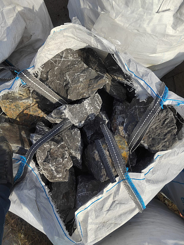 Kamenclub.ru: Черный мрамор скальник фр. 100-500 мм.  купить в Королеве мрамор черный белый серый крупный колотый валун ландшафтный 8500 руб/т   фото КАМЕНЬ КЛУБ