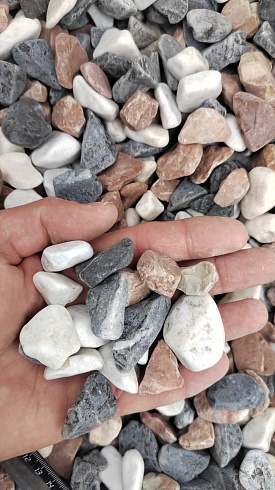 Kamenclub.ru: Мраморная крошка (щебень галтованный микс:белый-зеленый-розовый) фр.20-40 мм.  купить в Королеве мрамор белый, зеленый, розовый мрамор декоративный (галтовка) 15500 руб/т   фото КАМЕНЬ КЛУБ