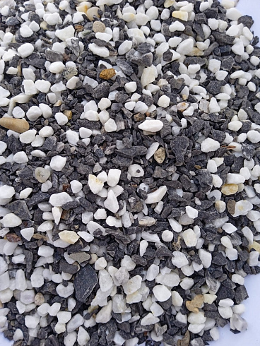 Kamenclub.ru: Мраморная крошка (щебень галтованный микс:: белый-черный) фр.5-10 мм  купить в Королеве мрамор белый, черный, молочный, серый галтовка мраморная окатанная декоративная ландшафтная 15500 руб/т   фото КАМЕНЬ КЛУБ