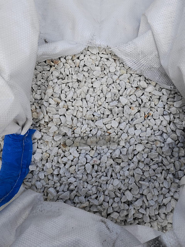 Kamenclub.ru: Мраморная крошка, щебень, цвет-белый, фр. 10-20 мм.  купить в Королеве мрамор белый, молочный айвори каменная ландшафтная декоративная крошка шебня 12000 руб/т   фото КАМЕНЬ КЛУБ