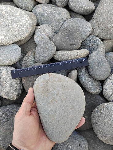 Kamenclub.ru: Галька речная плоская (серо-белая) фр. 70-120 мм. купить  в Королеве галька галечник речной серый, белый окатанная плоская  природная галька 9000 руб/т   фото КАМЕНЬ КЛУБ