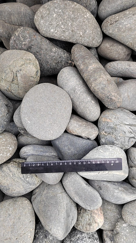 Kamenclub.ru: Галька речная окат (темно-серая) фр. 70-150 мм. купить  в Королеве галька речная темно-серая, синяя, серая речная галька округлая  8000 руб/т   фото КАМЕНЬ КЛУБ