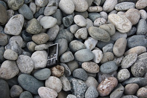 Kamenclub.ru: Галька речная окат (ассорти) фр. 50-100 мм. купить  в Королеве галька природная округлая серая белая черная серая коричневая синяя галька речная окатанная округлая 6200 руб/т   фото КАМЕНЬ КЛУБ