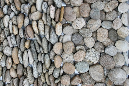 Kamenclub.ru: Галька речная плоская (серо-белая) фр. 70-120 мм. купить  в Королеве галька галечник речной серый, белый окатанная плоская  природная галька 9000 руб/т   фото КАМЕНЬ КЛУБ