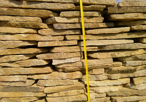 Kamenclub.ru: Песчаник пластушка желтый с разводом под дерево (2 см)  купить в Королеве плитняк желтый с разводами, желтый, рыжий, серый песчаник пластушка рваная ландшафтная 11 000 руб/м3   фото КАМЕНЬ КЛУБ