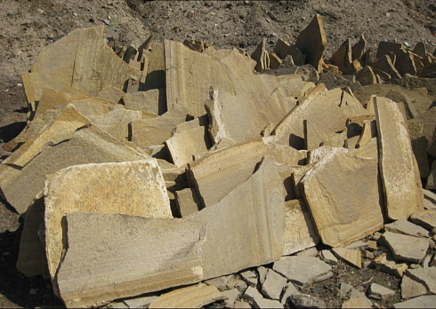 Kamenclub.ru: Форматный камень (плаха) пошаговая дорожка от 70-150 см (4 -12 см)  купить в Королеве плитняк  форматный плаха желтый песчаник 9 000 руб/т   фото КАМЕНЬ КЛУБ