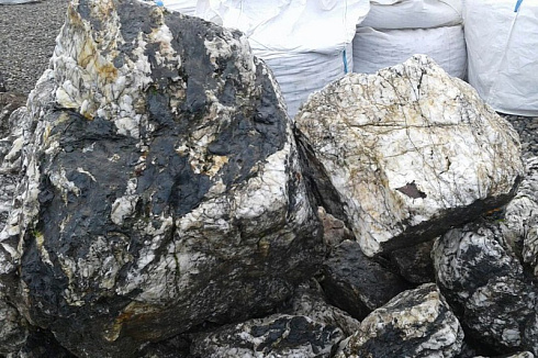 Kamenclub.ru: Черный гранит - кварцит фр. 100-500 мм.  купить в Королеве мрамор гранит черный с белыми прожилками, серый, белый валун скальный колотый 7000 руб/т   фото КАМЕНЬ КЛУБ