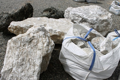 Kamenclub.ru: Мраморизированный известняк фр. 100-500 мм.  купить в Королеве известняк серый белый темно-серый сероватый валун природного образования окатанный 10500 руб/т   фото КАМЕНЬ КЛУБ