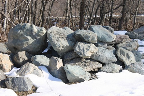 Kamenclub.ru: Гранит скальник (серо-зеленый) фр. 500-1500 мм.  купить в Королеве гранит мрамор  серый зеленый темно-серый глыба скальная колотая ландшафтная 7 500 руб/т   фото КАМЕНЬ КЛУБ