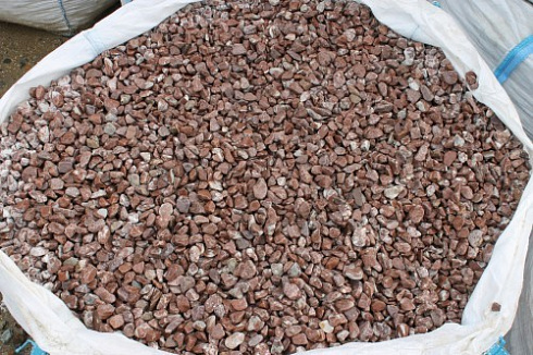 Kamenclub.ru: Мраморная крошка (щебень галтованный розовый) фр.10-20 мм.  купить в Королеве мрамор розовый, красный ландшафтный декоративный окатанный округлый щебень 15000 руб/т   фото КАМЕНЬ КЛУБ