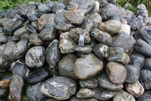 Kamenclub.ru: Валунчик Паутинник фр.100-300 мм  купить в Королеве крупный природный камень галечник темно-серый с прожилками белый черный речной валунчик 5000 руб/т   фото КАМЕНЬ КЛУБ