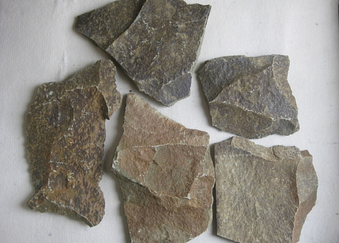 Kamenclub.ru: Песчаник пластушка "фонтанка" серо-зеленая (3,0-5,0 см)  купить в Королеве песчаник серо-зеленая колотые плитки облицовочные пластушки 11400 руб/м3   фото КАМЕНЬ КЛУБ