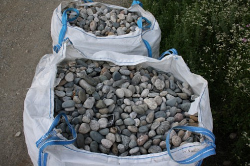 Kamenclub.ru: Галька речная окат (ассорти) фр. 50-100 мм. купить  в Королеве галька природная округлая серая белая черная серая коричневая синяя галька речная окатанная округлая 6200 руб/т   фото КАМЕНЬ КЛУБ