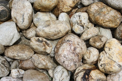 Kamenclub.ru: Кварцевый валунчик фр.100-300 мм.  купить в Королеве кварц белый, бежевый молочный рыжий крупный природный камень галечник 7850 руб/т   фото КАМЕНЬ КЛУБ