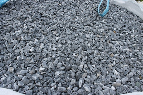 Kamenclub.ru: Щебень галтованный черный (мрамор) фр.10-20 мм.  купить в Королеве мрамор черный с белыми прожилками, черный, белый окатанный округлый ландшафтный декоративный щебень 15000 руб/т   фото КАМЕНЬ КЛУБ