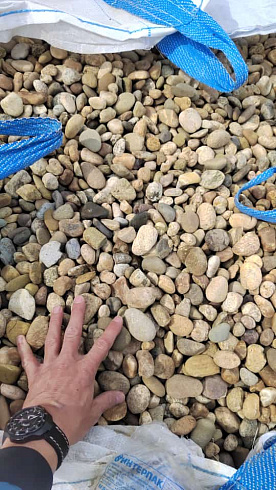 Kamenclub.ru: Галька речная окат рыжая фр. 20-40 мм. купить  в Королеве галька речная окатанная рыжая желтая серая округлая речная галька 5000 руб/т   фото КАМЕНЬ КЛУБ