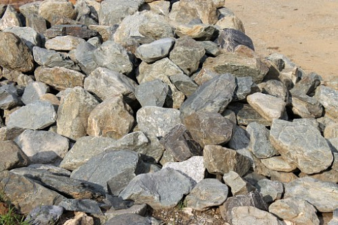 Kamenclub.ru: Гранит скальник (серо-зеленый) фр. 100-500 мм.  купить в Королеве гранит зеленый, серый, салатовый крупный ландшафтный валун 6 000 руб/т   фото КАМЕНЬ КЛУБ