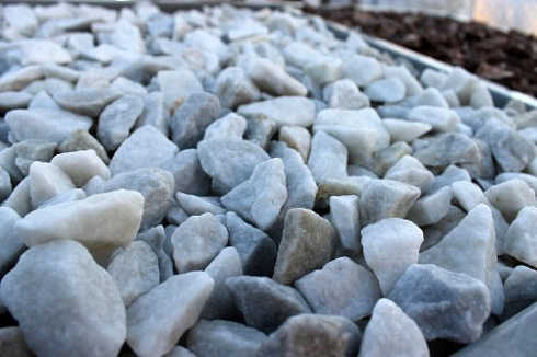 Kamenclub.ru: Мраморная крошка, щебень, цвет-белый,  фр. 20-40 мм.  купить в Королеве мрамор белый молочный слоновая кость айвори  мраморная крошка ландшафтная 12000 руб/т   фото КАМЕНЬ КЛУБ