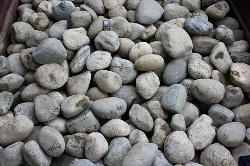 Kamenclub.ru: Темно-серый валунчик фр.100-300 мм.  купить в Королеве крупный природный камень серый, темно-серый, светло-серый речная галька большого размера окатанная 4500 руб/т   фото КАМЕНЬ КЛУБ