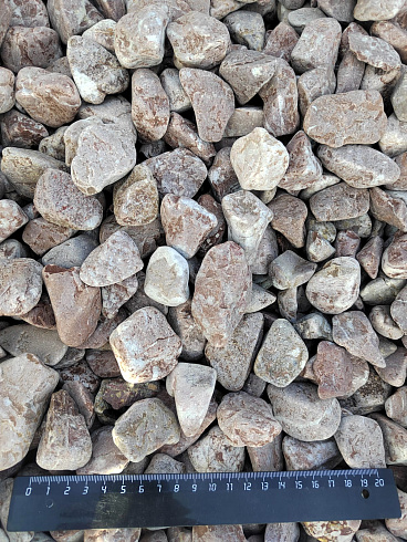 Kamenclub.ru: Мраморная крошка (щебень галтованный розовый) фр.20-40 мм.  купить в Королеве мрамор розовый, красный оголтованный округлый щебень  15000 руб/т   фото КАМЕНЬ КЛУБ