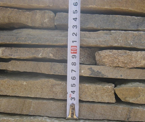 Kamenclub.ru: Песчаник пластушка желтый с разводом под дерево (2 см)  купить в Королеве плитняк желтый с разводами, желтый, рыжий, серый песчаник пластушка рваная ландшафтная 11 000 руб/м3   фото КАМЕНЬ КЛУБ