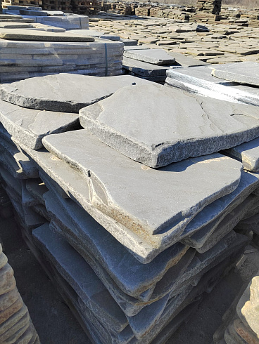 Kamenclub.ru: Песчаник пластушка галтованная светло-серая (3,0 см)  купить в Королеве песчаник светло-серый, серый ландшафтный камень рваный колотый 21000 руб/м3   фото КАМЕНЬ КЛУБ