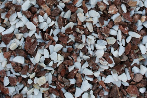 Kamenclub.ru: Мраморная крошка (щебень крошка микс: белый-зеленый-розовый) фр. 10-20 мм.  купить в Королеве мрамор белый, зеленый, розовый декоративный ландшафтный колотый щебень 12000 руб/т   фото КАМЕНЬ КЛУБ