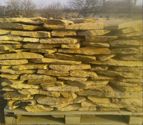 Kamenclub.ru: Песчаник пластушка "фонтанка" желтая (3,0 - 5,0 см)  купить в Королеве песчаник желтая, рыжий, желтый песчаник колотый рваный со сколом облицовочный 16200 руб/м3   фото КАМЕНЬ КЛУБ