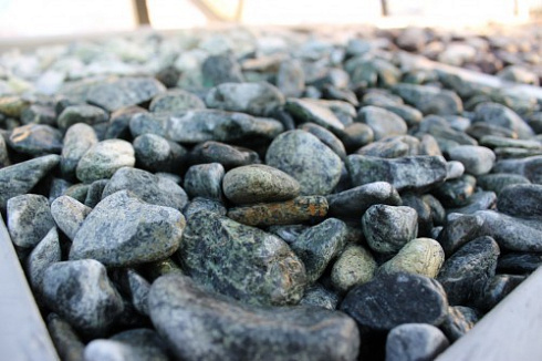 Kamenclub.ru: Щебень галтованный зеленый (змеевик) фр. 20-40 мм.  купить в Королеве мрамор зеленый, салатовый оголтованный щебень мраморный 12500 руб/т   фото КАМЕНЬ КЛУБ