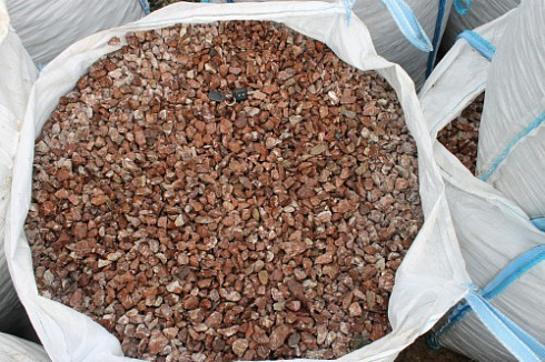 Kamenclub.ru: Мраморная крошка (щебень крошка розовый) фр. 10-20 мм.  купить в Королеве мрамор розовый, красный каменная декоративная крошка ландшафтная 11000 руб/т   фото КАМЕНЬ КЛУБ