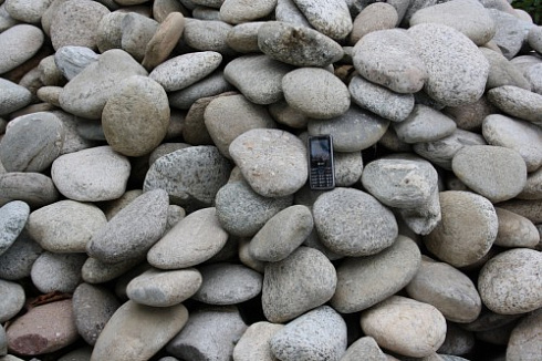 Kamenclub.ru: Галька речная плоская (бело-серая) фр. 100-200-300 мм. купить  в Королеве галька речная плоская серый, белый, бело-серый, серо-белый речная галька плоская  9000 руб/т   фото КАМЕНЬ КЛУБ