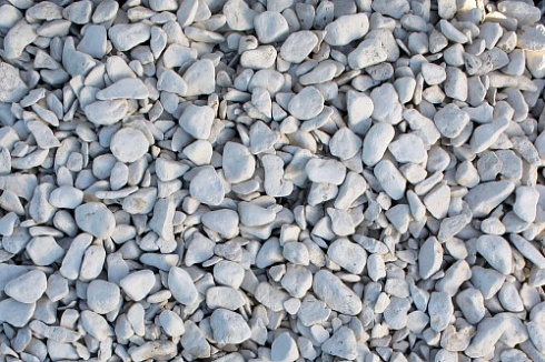 Kamenclub.ru: Мраморная крошка (щебень галтованный белый) фр.40-70 мм.  купить в Королеве мрамор белый молочный айвори окатанный округлый природный камень 17000 руб/т   фото КАМЕНЬ КЛУБ