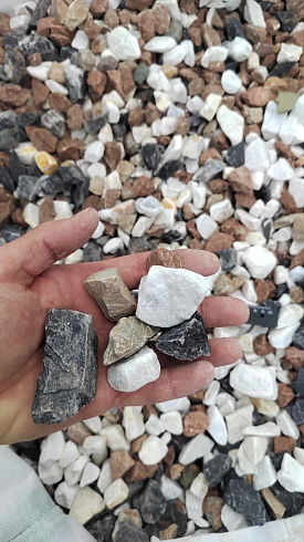 Kamenclub.ru: Мраморная крошка (щебень крошка микс : белый-черный-розовый) фр. 20-40 мм.  купить в Королеве мрамор белый, черный, розовый декоративная ландшафтная крошка 12000 руб/т   фото КАМЕНЬ КЛУБ