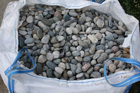 Kamenclub.ru: Галька речная окат (серая) фр.40-60 мм купить  в Королеве галька речная серый бежевый рыжий коричневый округлый речной камень 5000 руб/т   фото КАМЕНЬ КЛУБ