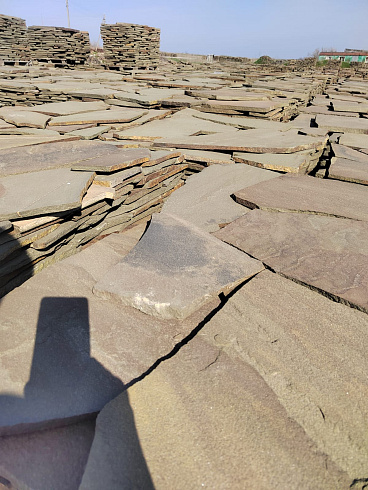 Kamenclub.ru: Песчаник пластушка серо-зеленый (3,0 см)  купить в Королеве песчаник серо-зеленый, серый, зеленый песчаник пластушка колотый рваный ландшафтный 10200 руб/м3   фото КАМЕНЬ КЛУБ