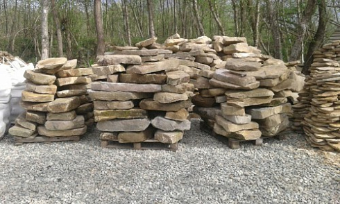 Kamenclub.ru: Песчаник плиты - плахи - пошаговые дорожки (фр. 70-150 мм)  купить в Королеве песчаник серый бежевый желтый зеленый колотый песчаник строительный 6500 руб/т   фото КАМЕНЬ КЛУБ