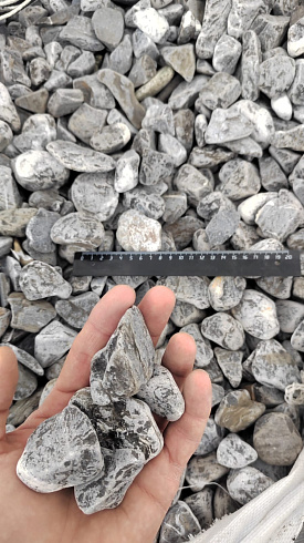 Kamenclub.ru: Щебень галтованный черный (мрамор) фр.40-70 мм.  купить в Королеве мрамор черный с белыми прожилками, черный, белый щебень галтованный округлый 13500 руб/т   фото КАМЕНЬ КЛУБ