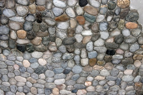 Kamenclub.ru: Галька речная плоская (ассорти) фр. 70-150 мм. купить  в Королеве галька галечник серый белый темно-серый синий светло-серый плоская природная галька  9000 руб/т   фото КАМЕНЬ КЛУБ