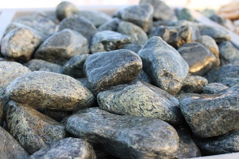 Kamenclub.ru: Щебень галтованный зеленый (змеевик) фр. 50-100 мм.  купить в Королеве галтовка мраморная зеленый, салатовый мрамор 12 500 руб/т   фото КАМЕНЬ КЛУБ