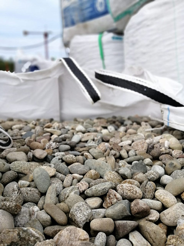 Kamenclub.ru: Галька речная окат (пестрая) фр. 20-40 мм. купить  в Королеве галька речная пестрая, серая, серые оттенки галька речная окатанная округлая 5000 руб/т   фото КАМЕНЬ КЛУБ