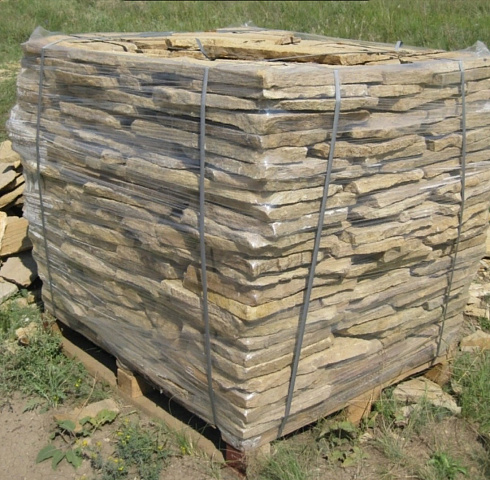 Kamenclub.ru: Песчаник пластушка желтый с рисунком (3 см)  купить в Королеве песчаник желтый с рисунком, рыжий, желтый песчаник пластушка ландшафтная рваная 8 500 руб/м3   фото КАМЕНЬ КЛУБ