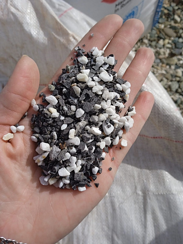 Kamenclub.ru: Мраморная крошка (щебень галтованный микс:: белый-черный) фр.5-10 мм  купить в Королеве мрамор белый, черный, молочный, серый галтовка мраморная окатанная декоративная ландшафтная 15500 руб/т   фото КАМЕНЬ КЛУБ